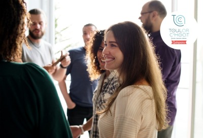 gros plan personnes discutant au sein d'un groupe